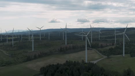 Windturbinen-Auf-Einer-Wolkigen-Wiesenlandschaft-In-Saint-Lawrence,-Quebec,-Kanada