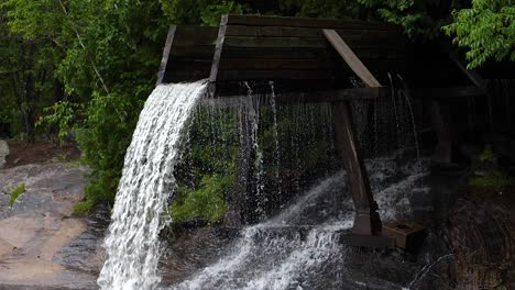 Crooked-Slide-Park,-Combermere-Ontario-–-Zeitlupe-Mit-180-Bildern-Pro-Sekunde-–-Wasserfall-Aus-Der-Alten-Holzrutsche