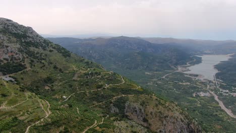 Impresionante-Vista-Aérea-Hacia-Adelante-De-Las-Montañas-Y-La-Naturaleza-De-La-Isla-De-Creta