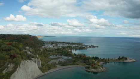 Drone-shot-of-Scarborough-Bluffs,-flying-towards-the-marina-with-docked-boats
