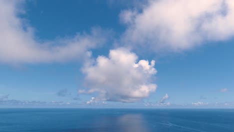 Lapso-De-Tiempo-De-Nubes-En-Movimiento-Rápido-Sobre-El-Océano-Azul-Abierto-Con-Reflejos-De-Nubes-En-El-Agua---Empuje-En-La-Toma-De-La-Plataforma-Móvil