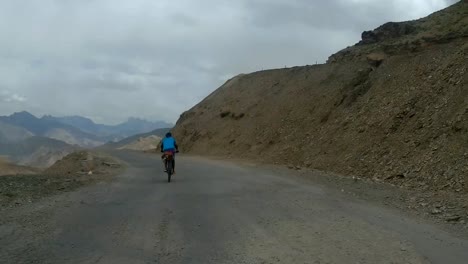 Fahrt-Mit-Dem-Fahrrad-Durch-Die-Ghats-Von-Leh,-Ladakh,-Himalaya,-Pov