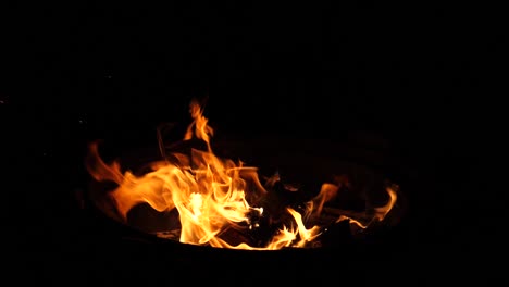 Feuer-Zeitlupe-–-Faszinierende-Nächtliche-Camping-Feuerstelle-Mit-Flammen,-180-Bilder-Pro-Sekunde