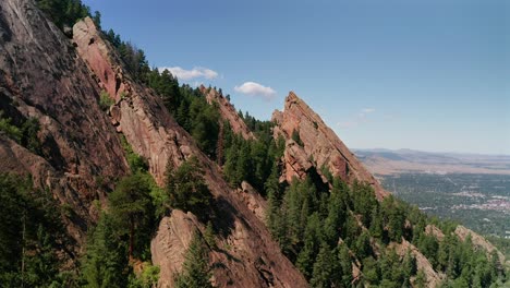 Rising-aerial-drone-footage-of-the-Flat-Irons-rock-formations-in-Boulder,-Colorado