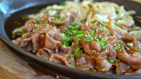 Teriyaki-Schweinefleisch-In-Heißer-Pfanne-Mit-Kohl---Japanischer-Essensstil