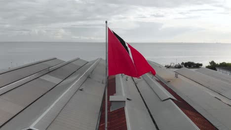 Die-Nationalflagge-Von-Trinidad-Und-Tobago-Im-Wind-Mit-Einer-Drohne