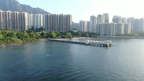 Hong-Kong-Wu-Kai-Sha-Strand-Und-Küste-Mit-Wohnwolkenkratzern-Im-Hintergrund,-Luftaufnahme