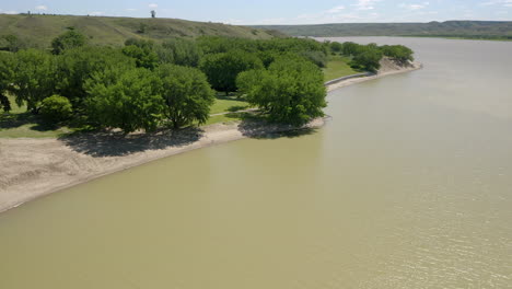 Ruhiges-Wasser-Mit-Idyllischer-Grüner-Hügellandschaft-Im-Herbst-Im-Lake-Diefenbaker,-Saskatchewan,-Kanada