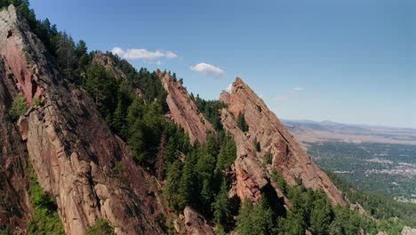 Aerial-drone-footage-of-the-Flat-Irons-rock-formations-in-Boulder,-Colorado