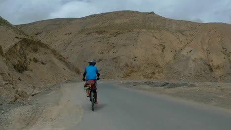 Motociclista-Acelerando-En-La-Carretera-De-Montaña-A-Leh-En-Ladakh,-India---Tiro-Rodante
