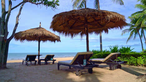 Sonnenschirm-Und-Liegestuhl-Mit-Kokospalme-Und-Meeresstrand-Hintergrund-Und-Blauer-Himmel---Urlaub-Und-Urlaub