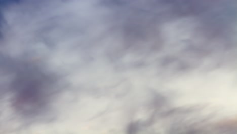 Verträumte-Bunte-Abstrakte-Wolkenlandschaft,-Zeitrafferhintergrund-Im-Morgengrauen,-Teleaufnahme