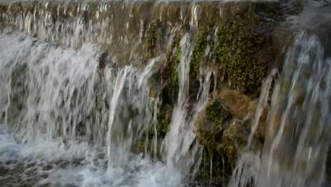 Atrapar-Una-Cascada-En-Un-Pequeño-Canal-De-Agua-Dulce