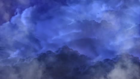 Una-Tormenta-Eléctrica-Dentro-De-Una-Espesa-Nube-Azul-De-Cúmulos-En-El-Cielo