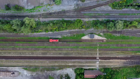 Draufsicht-Auf-Einen-Roten-Güterzug