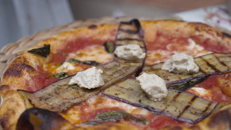 Küchenchef-Legt-Humusbelag-Auf-Frisch-Gebackene-Neapolitanische-Pizza