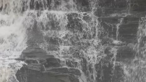 Agua-Que-Fluye-De-La-Caída-De-Agua-En-Bhatinda-Water-Falls-En-Dhanbbad,-Jharkhand-En-India