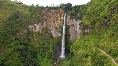Cinematic-aerial-view-of-the-majestic-Sipiso-Piso-Waterfall-in-North-Sumatra,-Indonesia