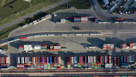Frachtzüge,-Die-Das-Terminal-Mit-Containern-Verlassen