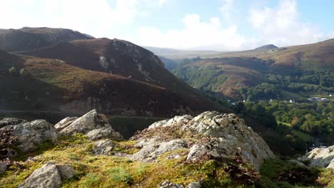Rocky-Welsh-Mountain,-Malerischer-Hügel,-Tiefes-Tal,-Landschaft,-Links,-Dolly
