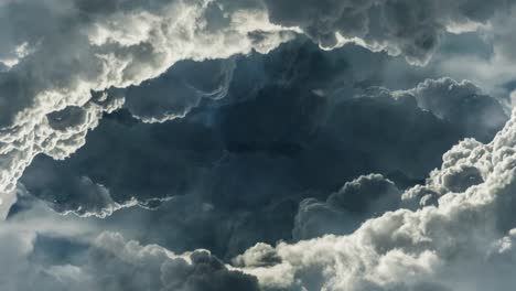 Espesas-Nubes-De-Cúmulos-Oscuros-Con-Tormentas-Eléctricas-Que-Pasaron-Rápidamente