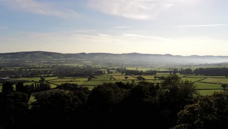 Nebliger-Ländlicher-Sonnenaufgang-über-Bäumen,-Blick-über-Die-Landwirtschaftliche-Landschaft-Im-Norden-Von-Wales