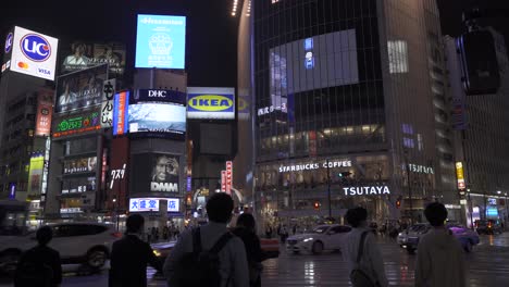 Gente-Esperando-En-El-Famoso-Shibuya-Scramble-Durante-La-Noche-Lluviosa-En-Tokio---Tiro-Estático