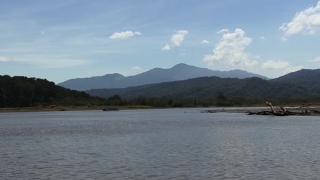 Idyllische-Landschaft-Mit-Bergen-Und-Regenwald-Rund-Um-Den-Fluss-Tarcoles-In-Costa-Rica