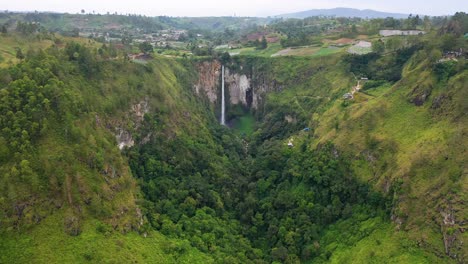 Aerial-view-of-Sipiso-Piso-Waterfall-and-beautiful-landscape-around-it-in-North-Sumatra,-Indonesia