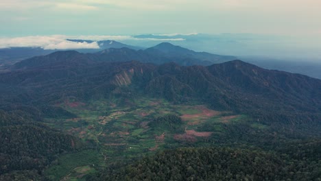 Luftaufnahme-Der-Bergigen-Landschaft-Rund-Um-Den-Berg-Sibayak-Und-Den-Berg-Sinabung-In-Nord-Sumatra,-Indonesien-–-Kamera-Neigt-Sich-Nach-Unten