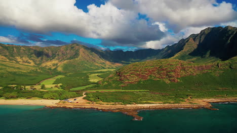 Paisaje-Pintoresco-De-La-Costa-Del-Oeste-De-Oahu---Nubes-Blancas-Sobre-El-Mar-Azul-Tranquilo-Y-Las-Exuberantes-Montañas-Costeras-Verdes-En-Oahu,-Hawaii,-Estados-Unidos