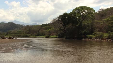 Tarcoles-river-in-Costa-Rica-and-the-surrounding-rain-forest-and-the-mountains-in-the-background