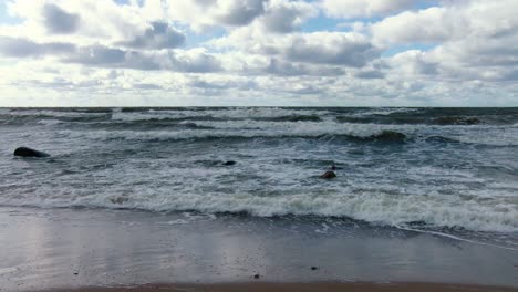 Extreme-waves-crushing-the-coast,-Big-sea-beautiful-wave,-Awesome-power-of-waves