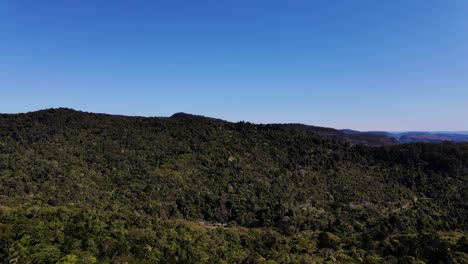 Cielo-Azul-Sobre-La-Montaña-Boscosa-En-El-Rango-De-Mcpherson---Selvas-Tropicales-De-Gondwana---Retiro-De-La-Selva-Tropical-Del-Interior-De-La-Costa-Dorada-De-O&#39;reilly-En-Qld,-Australia