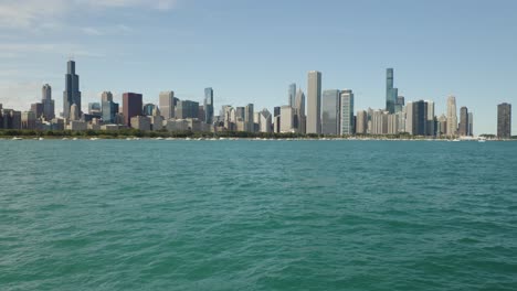 Blick-Aus-Dem-Niedrigen-Winkel-Auf-Das-Wasser-Des-Michigansees-Mit-Der-Berühmten-Skyline-Von-Chicago-Im-Hintergrund