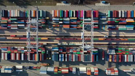 Luftaufnahme-Des-Containerfrachtterminals-Im-Export--Und-Importgeschäft-Und-In-Der-Logistik-Internationaler-Güter