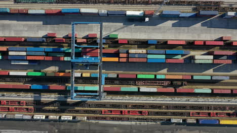 Ein-Großer-Frachtkran-Bewegt-Container-Aus-Zügen