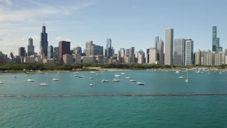 Skyline-Von-Chicago-Am-Sommertag-Mit-Booten-Im-Vordergrund,-Luftspur-Rechts