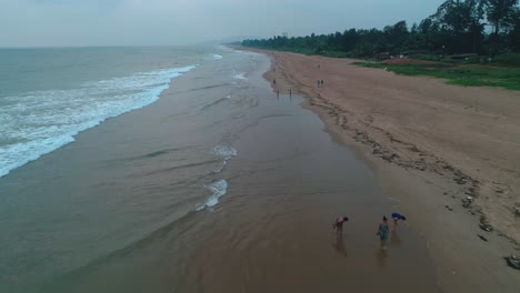 Kumta-Beach-Sur-De-La-India-Playa-Limpia-Personas-Disfrutando