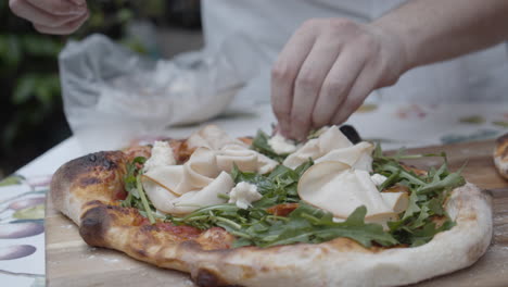 Der-Chefkoch-Belegt-Die-Neapolitanische-Pizza-Mit-Einem-Belag