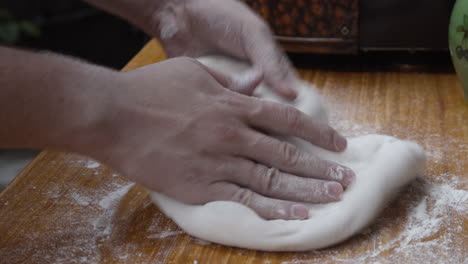 Nahaufnahme-Der-Hände,-Die-Den-Pizzateig-Bilden