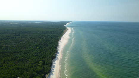 Wunderbarer-Blick-Auf-Eine-Insel-Mit-Grünen-Bäumen-Und-Blauem,-Ruhigem-Ozean---Luftaufnahme