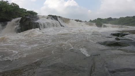 Agua-Que-Fluye-De-La-Caída-De-Agua-En-Bhatinda-Water-Falls-En-Dhanbbad,-Jharkhand-En-India