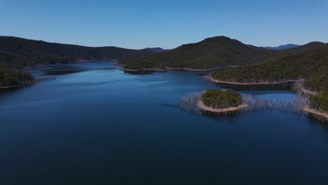 Lush-Green-Forest-By-The-Mountains-Surrounding-The-Calm-Waters-At-Hinze-Dam---Potable-Water-Supply-At-The-Gold-Coast-Region---Reservoir-In-Advancetown,-Queensland,-Australia