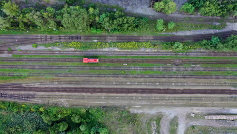 Gerade-Rote-Bahngleise,-Die-Im-Sommersonnenuntergang-Entlang-Der-Farmfelder-Verlaufen