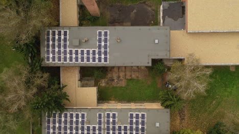 Flug-über-Stadtgebiet---Solarpanel-Auf-Dem-Dach
