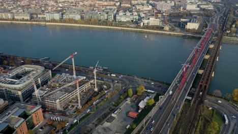Puente-De-Perspectiva-Aérea-Sobre-El-Río-Danubio-En-Budapest