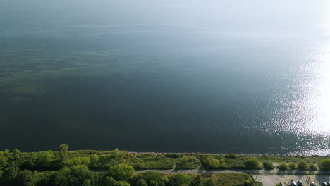 Langsamer-Vorstoß-Ins-Unendliche-Baltische-Meerwasser-Von-Der-Kuznica-Küste-Hel-Halbinsel,-Polen,-Gerade-Vorwärtsbewegung-Aus-Der-Luft