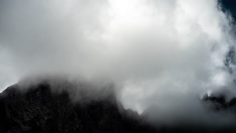 Lapso-De-Tiempo-De-Las-Nubes-Sobre-Los-Picos-De-Las-Montañas-Del-Parque-Nacional-De-Las-Cascadas-Del-Norte,-Estado-De-Washington,-Ee.uu.