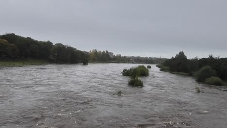 El-Río-Dee-Inundado-Desde-El-Viejo-Puente-De-Dee-En-Aberdeen